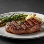 Gegrilltes Steakfilet mit Rosmarin, Spargel und Kartoffelpüree.