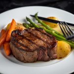 Gegrilltes Steak mit Spargel, Karotten und Kartoffeln