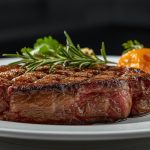 Gegrilltes Steakstück mit Rosmarin und gerösteten Paprikaschoten