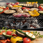 Grillgemüse auf Kugelgrill, Kräuter auf Schneidebrett.