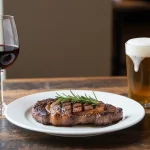 Gegrilltes Steak mit Rosmarin, Rotwein und Bier.