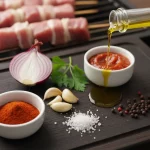 Grillspieße mit Speck, Olivenöl über Tomatensauce.