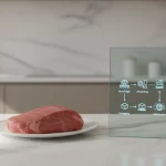 Rohes Steak auf Teller neben Glasdisplay mit Symbolen