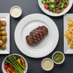 Gegrilltes Steak mit Beilagen und Saucen