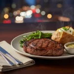 Gegrilltes Steak mit Ofenkartoffel, Gemüse und Sauce