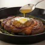 Gebratenes Steak in Pfanne mit Butter, Rosmarin und Knoblauch